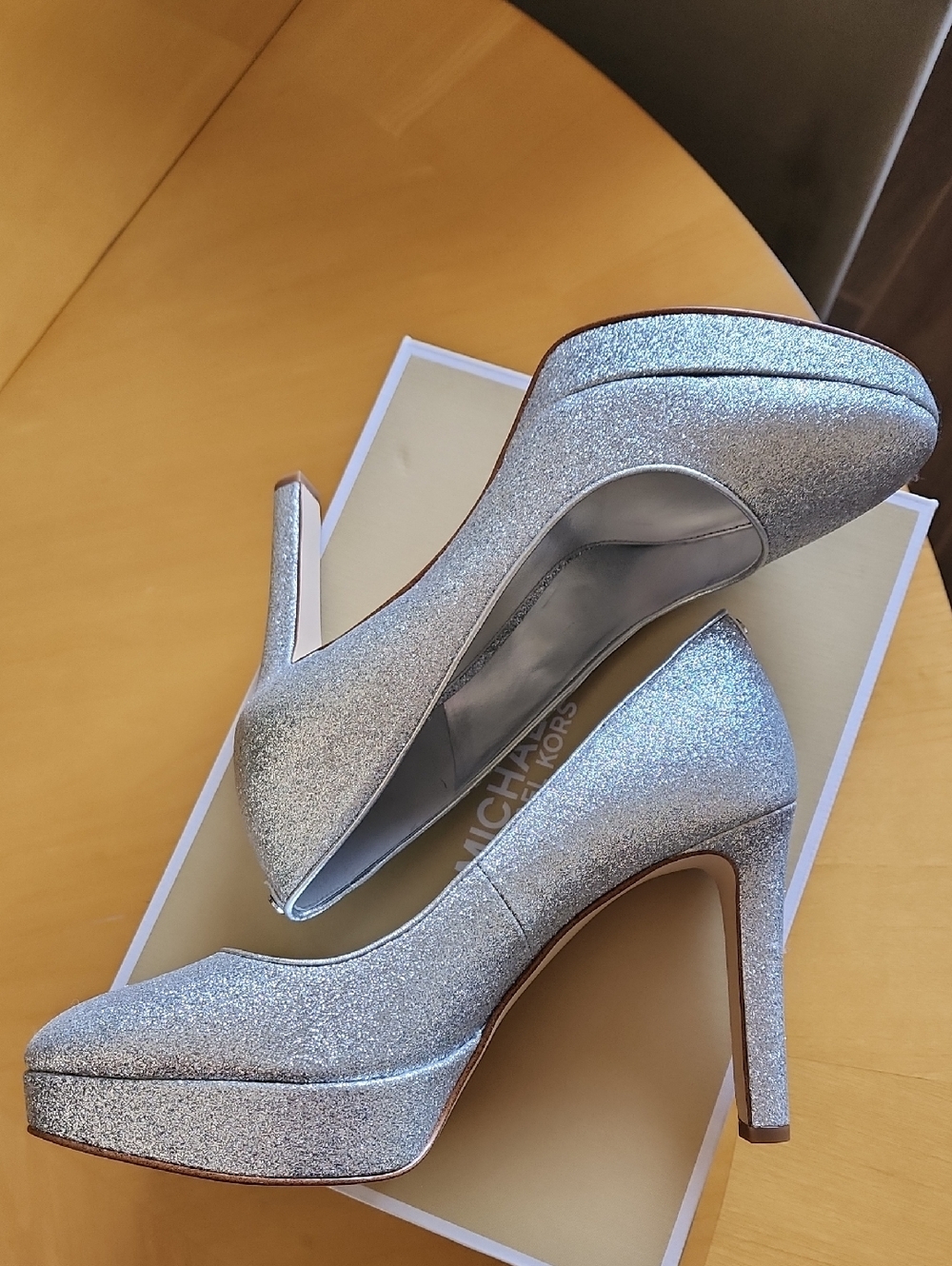 MICHAEL MICHAEL KORS silver Pump, New In Box!